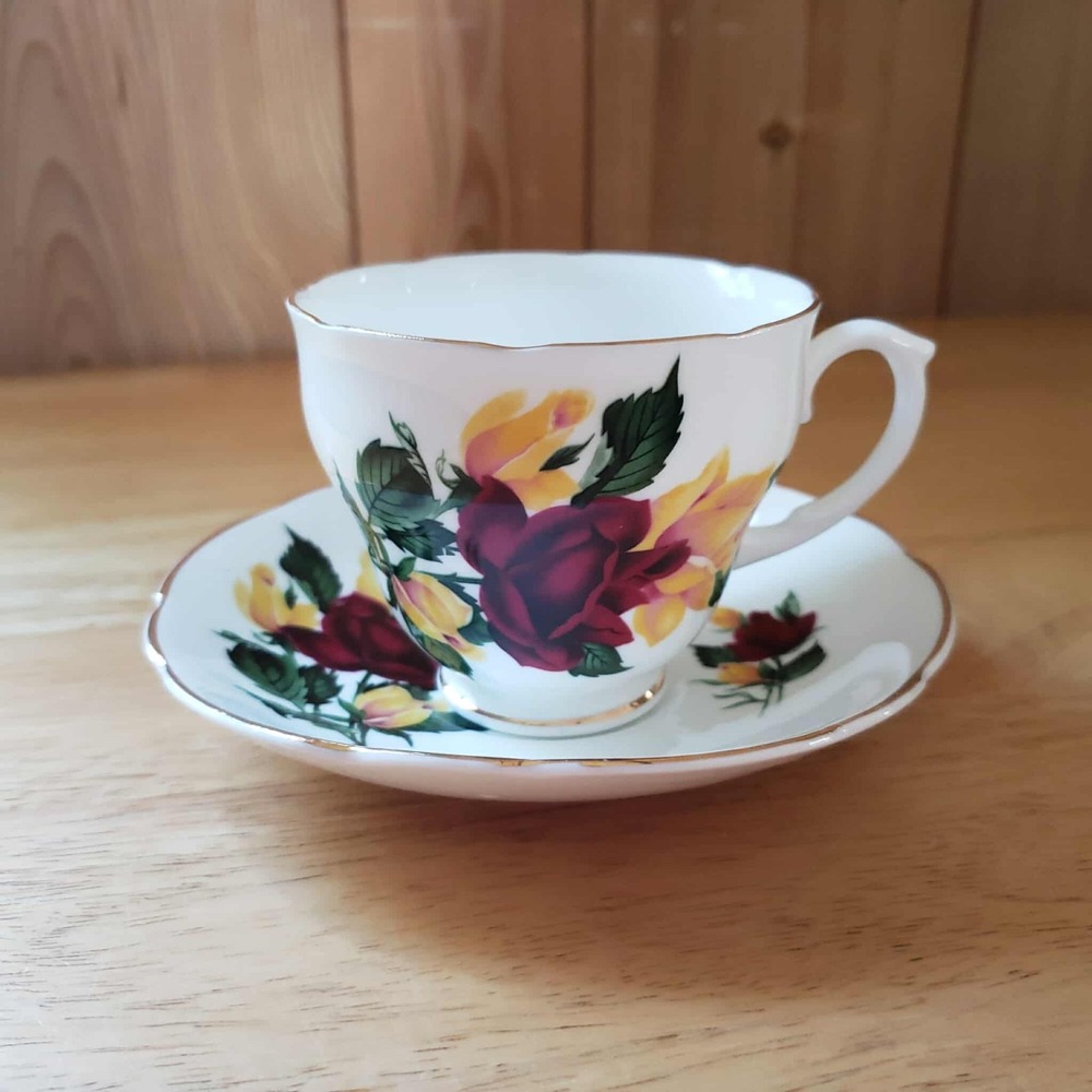 Sandford Fine Bone China Tea Cup & Saucer 22kt Gold Trim‎ England - Roses